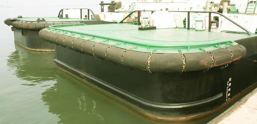 Tugboat fenders are installed on tugboats using chains.