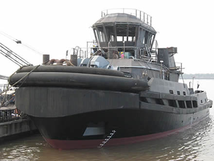 Black W rubber fenders are mounted on the vessel for excellent protection.