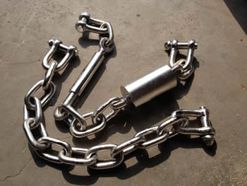 Two types of steel chains for fastening boat fenders